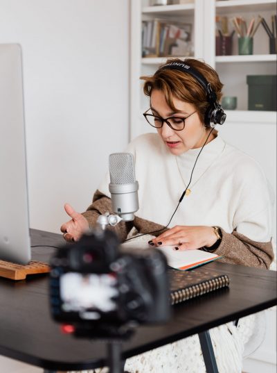 Le Doublage Voix de vos vidéos produits, marketing etc. avec Eu Coordination, agence de Traduction et d'Interprétation.